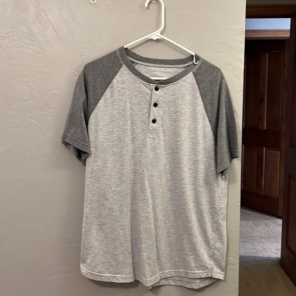 American Eagle t shirt